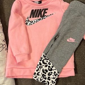 Baby Girl Nike Fleece Tunic Sweatshirt and Leggings 2-Piece Set. Worn 2 times.